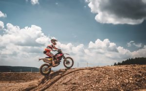 Read more about the article Die richtige Enduro Ausrüstung im Gelände