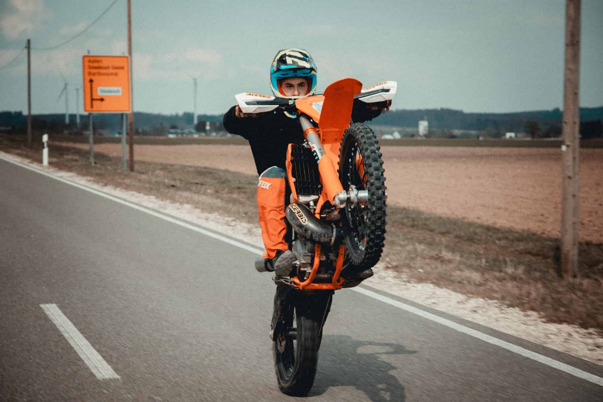 You are currently viewing Motorrad Wheelie: Wie er funktioniert! (In 9 Schritten)