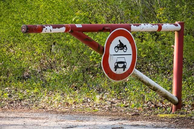 Das Bild zeigt eine Schranke mit einem Durchfahrtverbotsschild für Autos und Motorräder