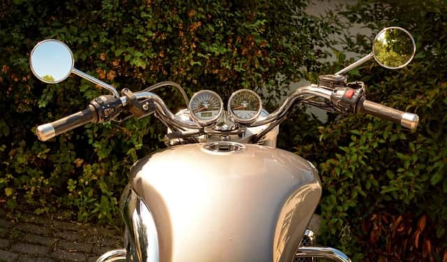 Motorrad mit runden Spiegeln