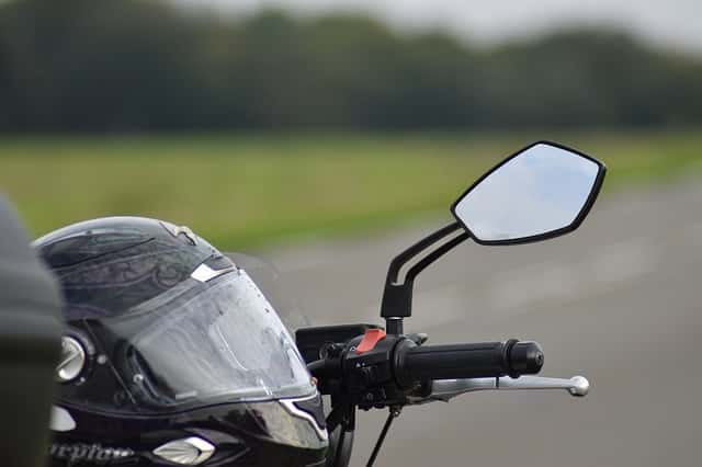 Motorrad mit eckigen Spiegeln